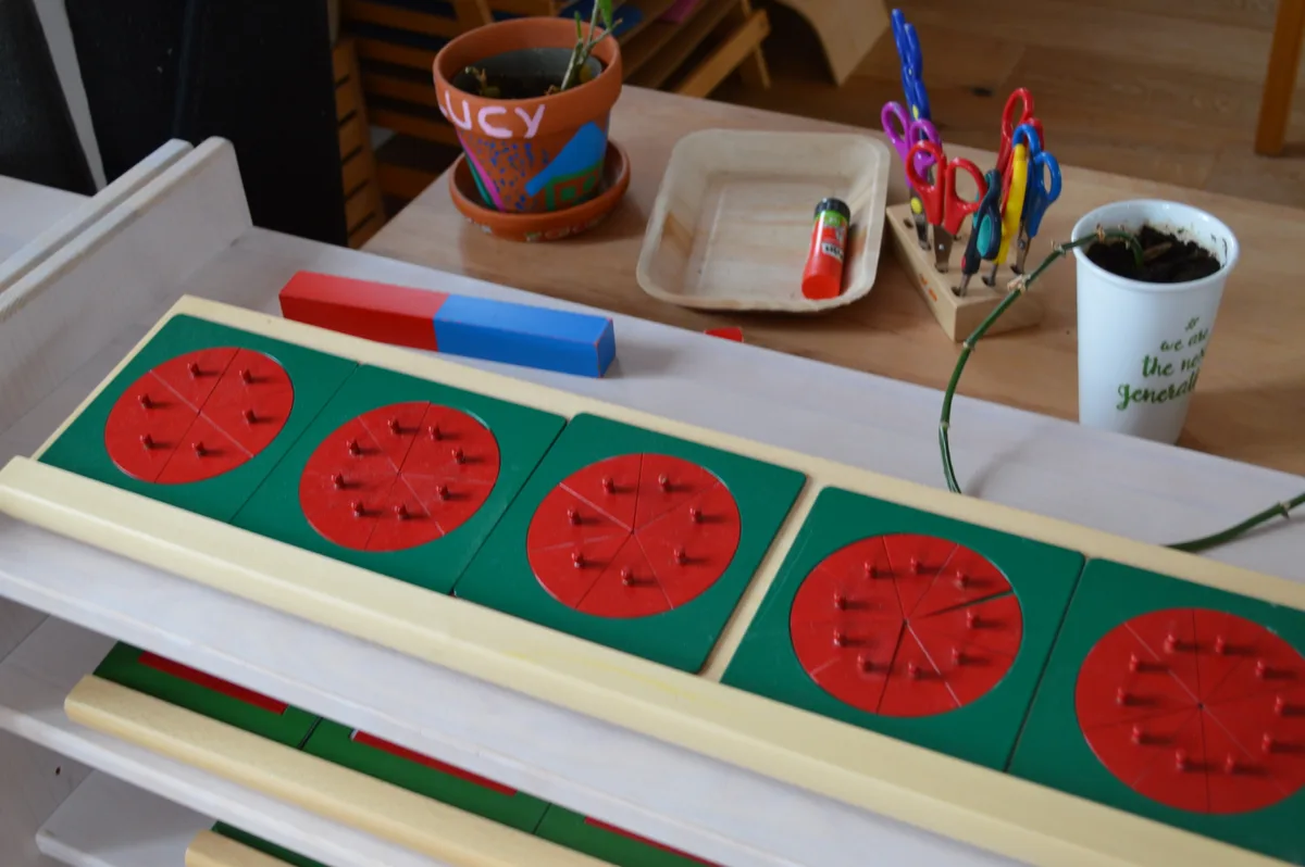 Montessori-Material fürs Bruchrechnen.